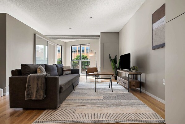 CozySuites Mill District with pool, gym #12