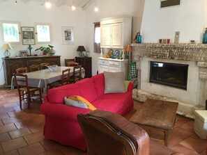 Holiday rental MOURIÈS house to rent living room