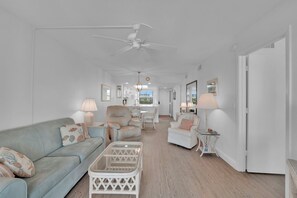 Comfortable Island Livingroom