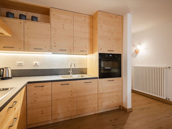 Holz, Flooring, KĂŒche, Interior Design, Cabinetry, Countertop, Möbel, Fussboden, Zuhause, Decke