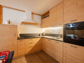 Holz, KĂŒche, Flooring, Interior Design, Cabinetry, Countertop, Zuhause, Decke, Fussboden, Holzbeize