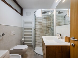 Flooring, Badezimmer, Interior Design, Fussboden, Armatur, Wand, Sinken, Bad Sink, Zapfhahn, Decke