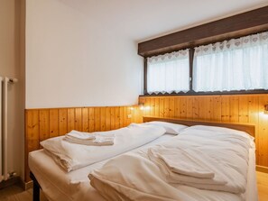 Schlafzimmer, Holz, Bett, Bettdecke, Bedding, Bettrahmen, Interior Design, Fussboden, Decke, Matratze