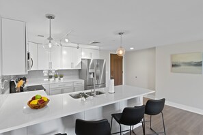 Modern, light-filled apartment with a sleek kitchen and cozy living space. Perfect for relaxation and entertaining. 🏙️🍽️🌿