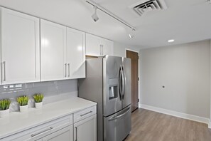 Modern, light-filled apartment with a sleek kitchen and cozy living space. Perfect for relaxation and entertaining. 🏙️🍽️🌿