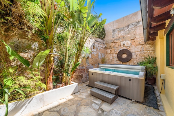 Holiday Home 'Grande' With Sea View And Hot Tub - Maiorca