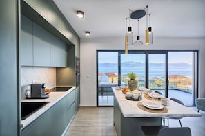Kitchen with island (2)