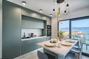 Kitchen with island (1)