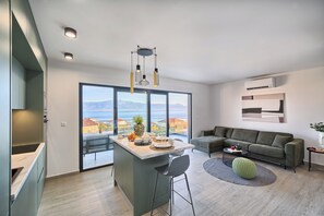 Open floor living space (1)