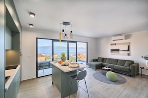 Open floor living space (1)
