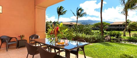 HKK-112 Tropical breeze, mountain views?paradise awaits on your private lanai.