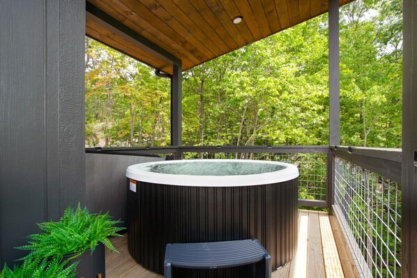 Outdoor spa tub