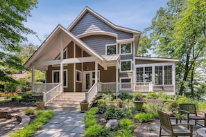 Welcome to this charming lakeshore home!