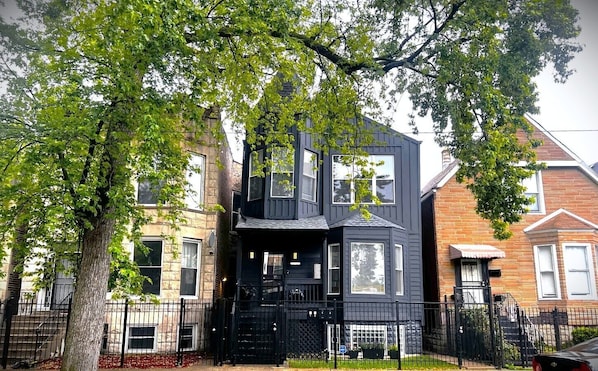 La Casa Negra Chicago Exterior