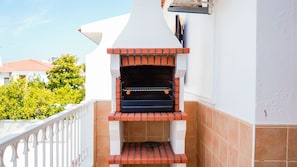 Grill your favorite meals in the sunshine with a traditional outdoor BBQ. Perfect for dining al fresco. #OutdoorBBQ #AlFrescoDining #GrillAndChill #SunshineMeals