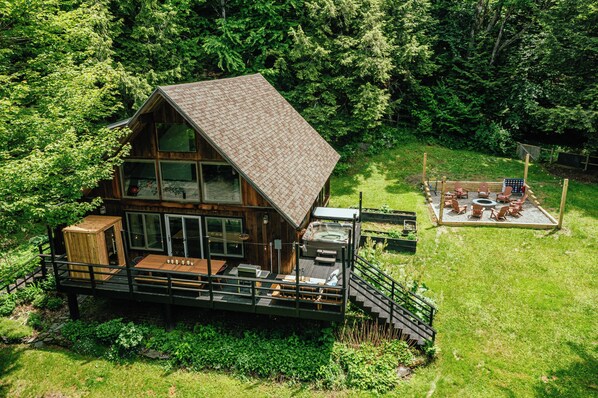 Aerial view of the cabin’s exterior and amenities.