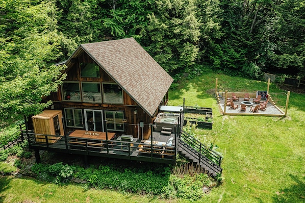 Aerial view of the cabin’s exterior and amenities.