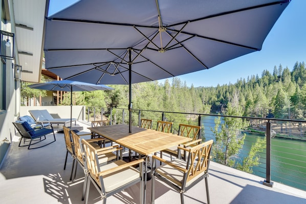 Groveland Vacation Rental | 3BR | 3BA | Steps Required | 2,519 Sq Ft