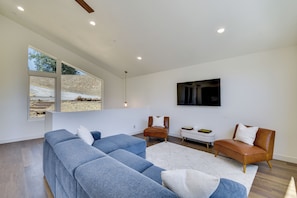 Living Room | Free WiFi | Central A/C & Heat | Smart TV | Main Floor