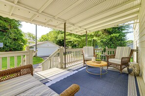 Covered Deck | Seating