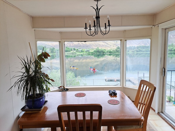 Enjoy your meals with an amazing panoramic view of the River in our dining area!