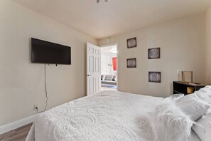 Queen bedroom (1)