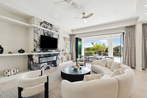 La Villa Nadia - Luxury Vacation Rental House with Private Pool and Golf Cart Near Beach in Destin, Florida - Five Star Properties Destin / 30A