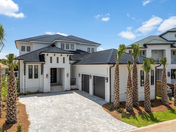 La Villa Nadia - Luxury Vacation Rental House with Private Pool and Golf Cart Near Beach in Destin, Florida - Five Star Properties Destin / 30A