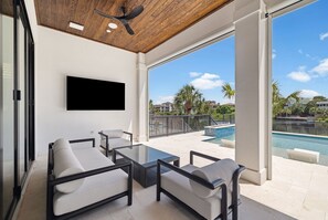 La Villa Nadia - Luxury Vacation Rental House with Private Pool and Golf Cart Near Beach in Destin, Florida - Five Star Properties Destin / 30A