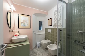 Badezimmer mit Dusche