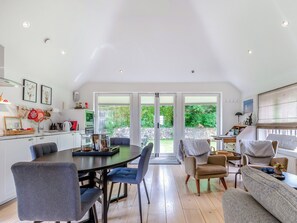 Open plan living space | Fir Tree Apartment - Fir Tree Holidays, Crowborough