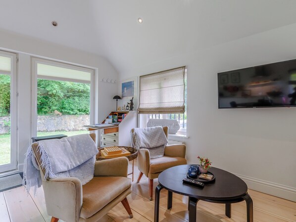 Open plan living space | Fir Tree Apartment - Fir Tree Holidays, Crowborough