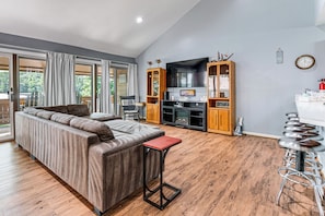Living Room | 1st Floor | Smart TV | Free WiFi | Electric Fireplace
