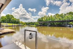 Flint River On-Site | Single-Story Houseboat | Dock w/ Swim Ladder