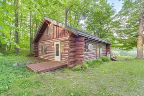 Cabin Exterior | Driveway (6 Vehicles)