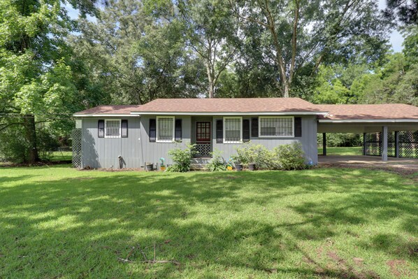 Terry Vacation Rental | 2BR | 2BA | 1,500 Sq Ft | 1 Step to Enter