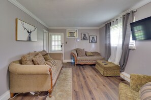 Living Room | Smart TV | Free WiFi | Central A/C & Heating