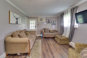 Living Room | Smart TV | Free WiFi | Central A/C & Heating