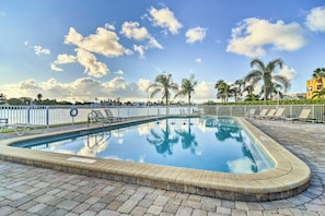 The Palms of Treasure Island | Community Pool