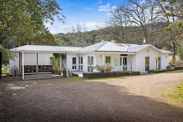 Trail Valley House ideally located next to Wesburn Park