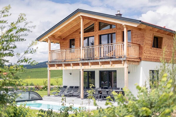Außenseite Ferienhaus [Sommer]
