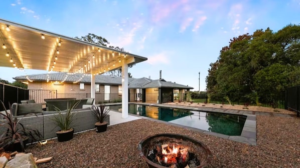 Ultimate outdoor retreat: firepit, pool & lounge.