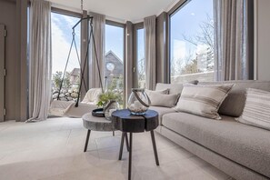 Sofa und Hängesessel...