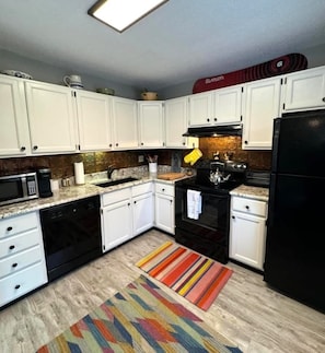 Full Kitchen with Keurig and all amenities
