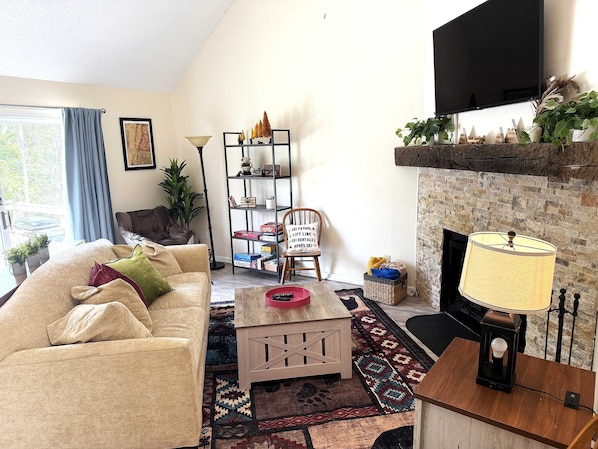 Beautiful Country Decor updated with Wood Fireplace and Stunning Mountain Views.. Smart TV as well