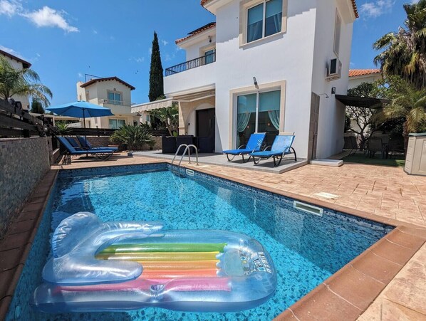 Beautiful villa in pernera