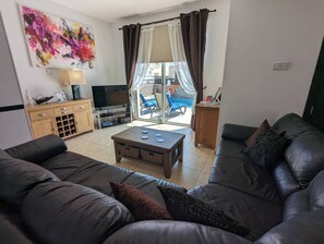 Livingroom with smart tv - help yourself to two bottles of local wine