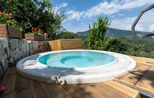 Outdoor spa tub