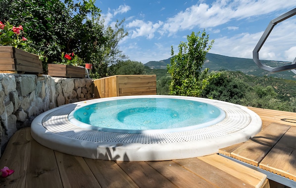 Outdoor spa tub