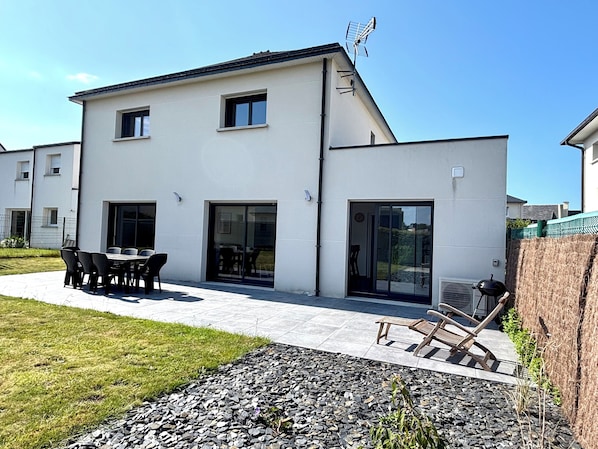 Maison côté terrasse avec salon de jardon 8 personnes et barbecue